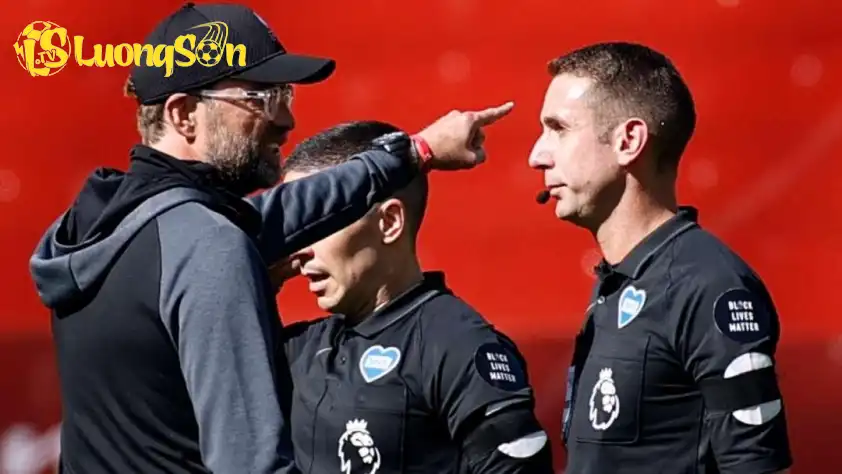 David Coote từng có quá khứ lăng mạ HLV Jurgen Klopp (Ảnh: GOAL). David Coote từng có quá khứ lăng mạ HLV Jurgen Klopp (Ảnh: GOAL).