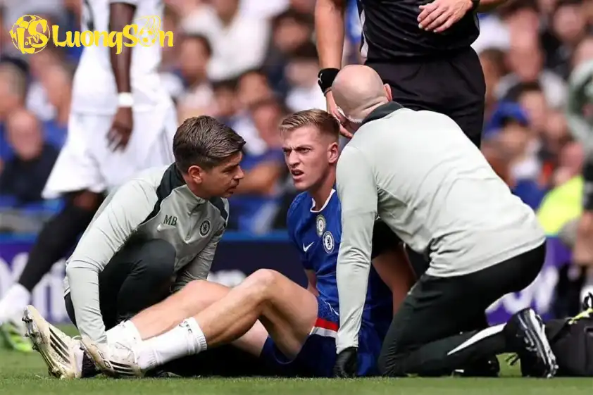 Jackson bị gọi về một cách gấp gáp khi Delap gặp chấn thương ở trận gặp Fulham (Ảnh: PlayCore). Jackson bị gọi về một cách gấp gáp khi Delap gặp chấn thương ở trận gặp Fulham (Ảnh: PlayCore).