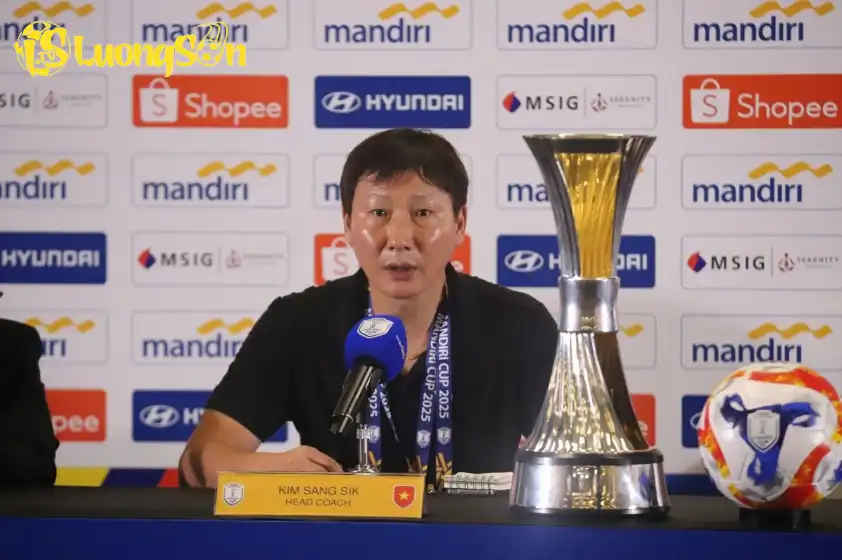 HLV Kim Sang Sik có khối lượng công việc lớn khi kiêm nhiệm cả U23 và ĐT Việt Nam