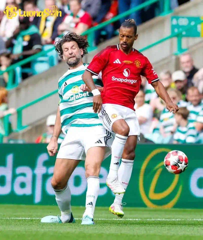 Kỹ thuật của Nani vẫn còn rất tốt trong trận đấu của các huyền thoại (Ảnh: The Sun). Kỹ thuật của Nani vẫn còn rất tốt trong trận đấu của các huyền thoại