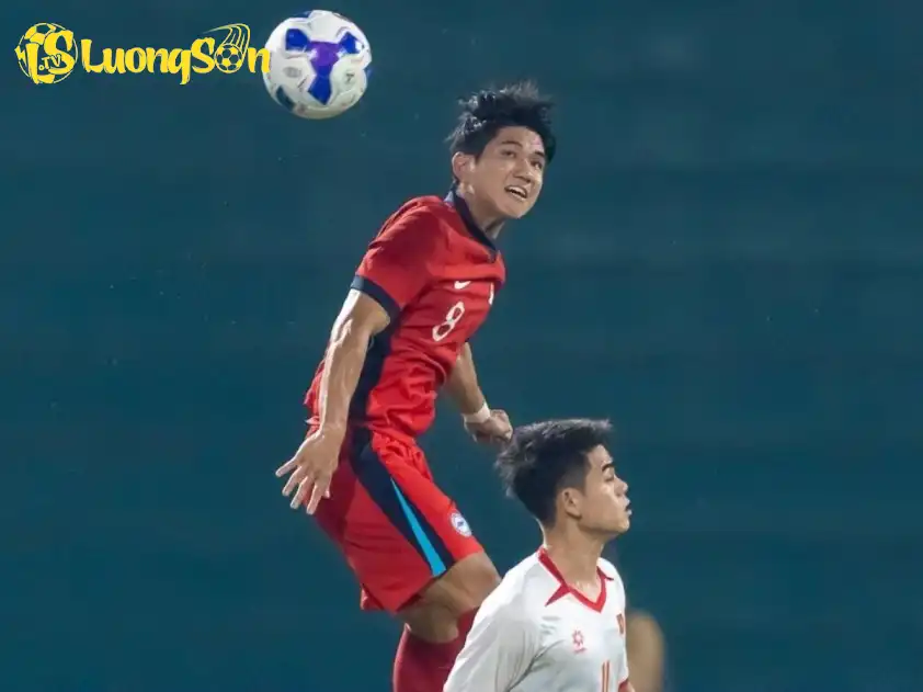 U23 Singapore (Áo đỏ) dù rất nỗ lực nhưng không thể tạo nên bất ngờ trước U23 Việt Nam