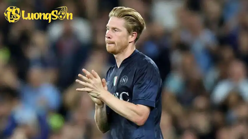 Sam Beukema bất ngờ với tính cách khiêm tốn của De Bruyne (Ảnh: GOAL) Sam Beukema bất ngờ với tính cách khiêm tốn của De Bruyne