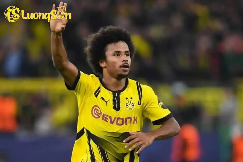 Karim Adeyemi được Barca nhắm đến thể thay thế vị trí của Lewandowski.