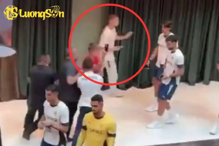 Người hâm mộ này cùng với một người hâm mộ khác sau đó đã được an ninh hộ tống đi (Ảnh: Daily Mail). Người hâm mộ này cùng với một người hâm mộ khác sau đó đã được an ninh hộ tống đi