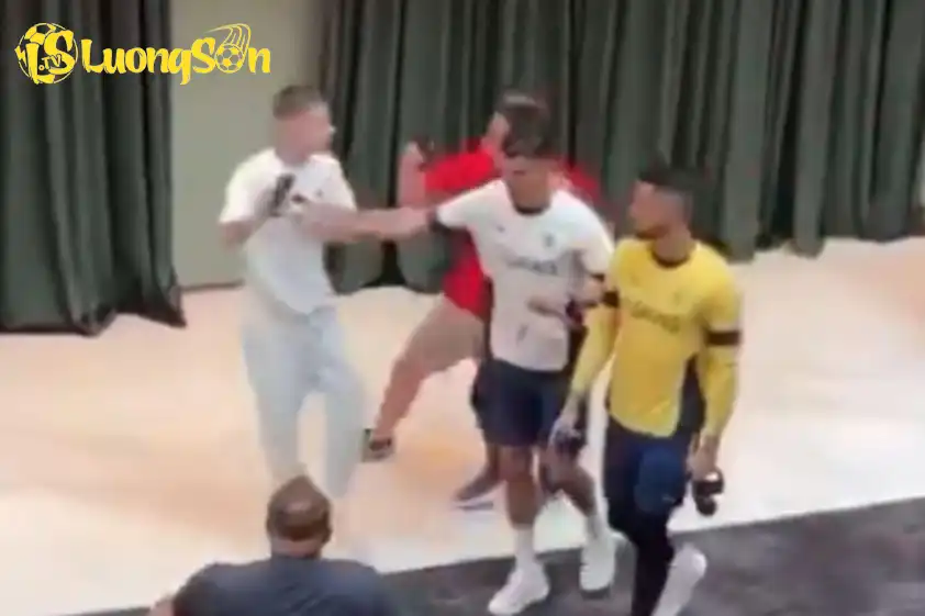 Tuy nhiên, Ronaldo không hề ấn tượng và phản ứng bằng cách đẩy người hâm mộ ra xa (Ảnh: Daily Mail). Tuy nhiên, Ronaldo không hề ấn tượng và phản ứng bằng cách đẩy người hâm mộ ra xa