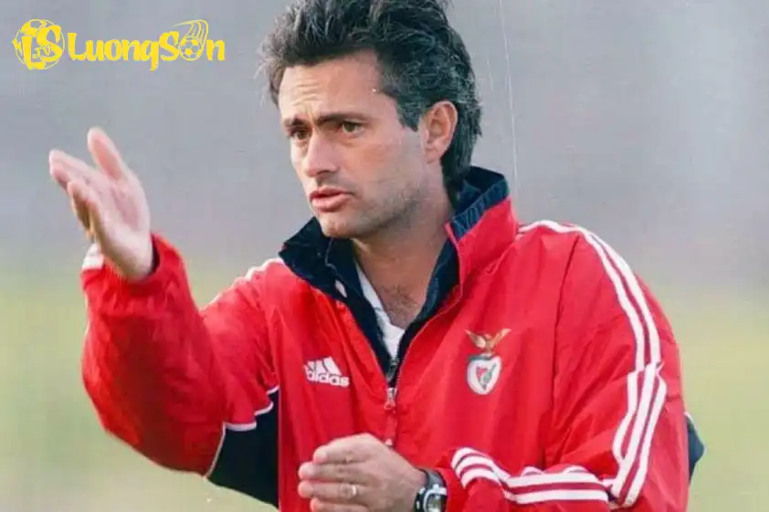 José Mourinho đang nổi lên như ứng viên hàng đầu thay thế Bruno Lage trên băng ghế huấn luyện Benfica (Bóng đá). José Mourinho đang nổi lên như ứng viên hàng đầu thay thế Bruno Lage trên băng ghế huấn luyện Benfica (Bóng đá).