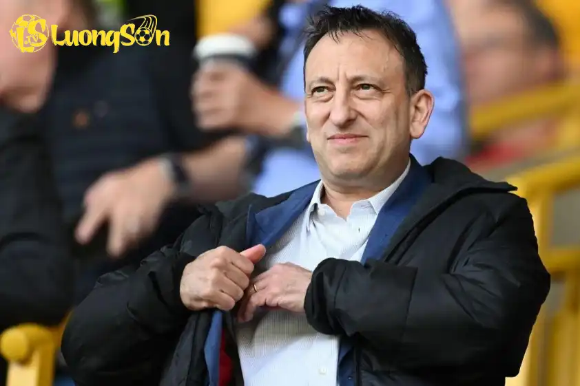 Tony Bloom đã từ chối bán Baleba cho MU. Ảnh: The Mirror Tony Bloom đã từ chối bán Baleba cho MU.