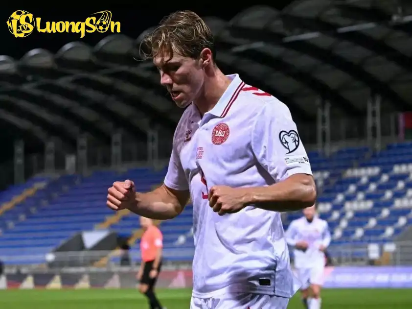 Hojlund vừa lập cú đúp trong chiến thắng ấn tượng của Đan Mạch trước Belarus (Ảnh: The Mirror) Hojlund vừa lập cú đúp trong chiến thắng ấn tượng của Đan Mạch trước Belarus