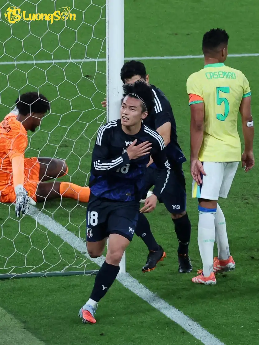 Ueda toả sáng với bàn thắng ấn định tỷ số 3-2. (Ảnh: Feyenoord)