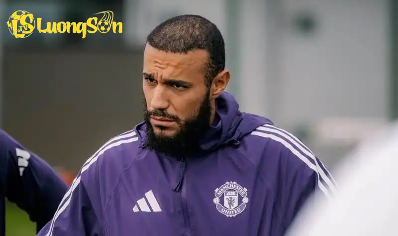 Mazraoui được đánh giá cao hơn Dalot - Ảnh: @centredevils Mazraoui được đánh giá cao hơn Dalot