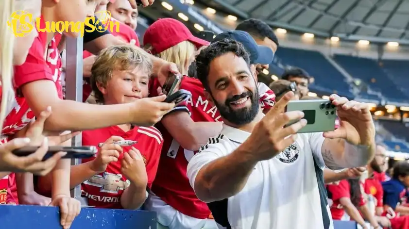 Ruben Amorim luôn nở nụ cười rạng rỡ tại Manchester United trong những tuần gần đây. Ruben Amorim luôn nở nụ cười rạng rỡ tại Manchester United trong những tuần gần đây.