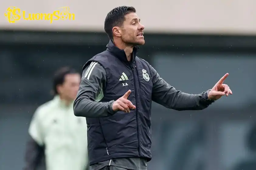 HLV Xabi Alonso thấu hiểu quyết định của Mbappe khi nhường penalty cho Vinicius (Ảnh: CLB) HLV Xabi Alonso thấu hiểu quyết định của Mbappe khi nhường penalty cho Vinicius