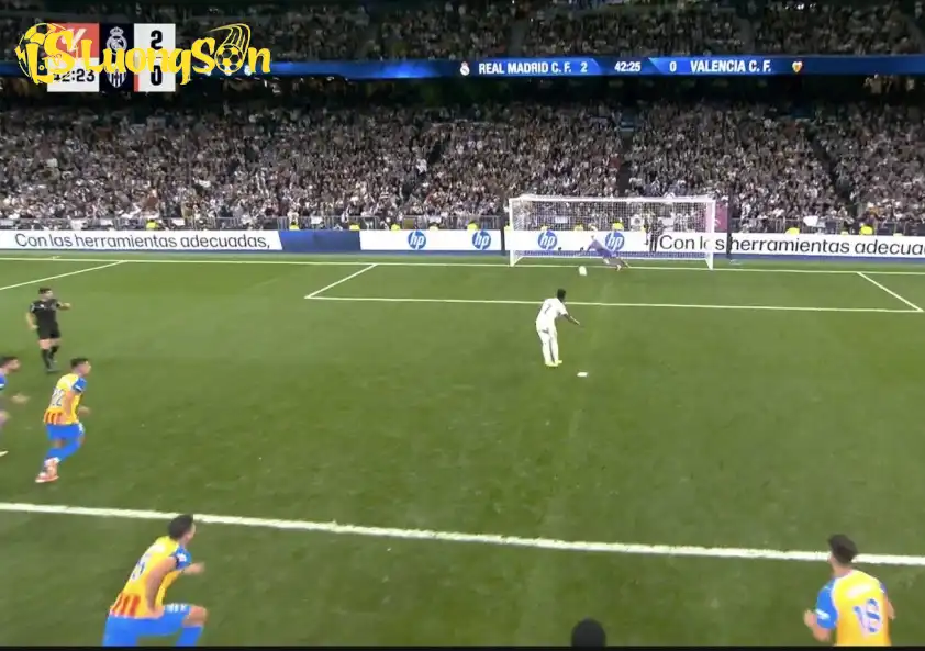 Pha đá 11m dở tệ của Vinicius trong trận gặp Valencia