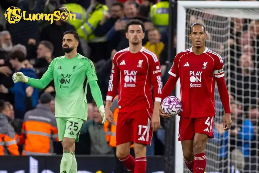 Arne Slot cho rằng Liverpool vẫn đang học cách kiểm soát tình huống cố định (Ảnh: This is Anfield). Arne Slot cho rằng Liverpool vẫn đang học cách kiểm soát tình huống cố định